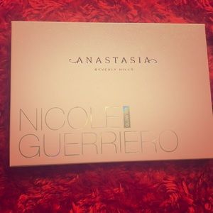Anatasia Beverly Hills limited edition glow kit